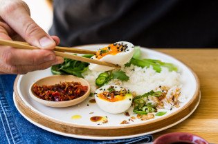 Serving steamed eggs