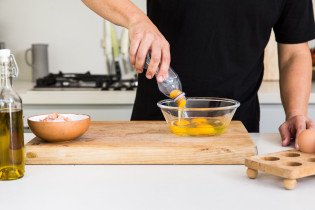 Using a water bottle to separate eggs