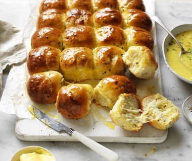 Savoury garlic chive   cheese pull apart 6579