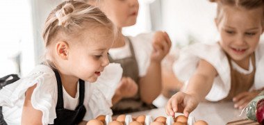 children eating eggs