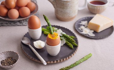 Boiled Egg with Asparagus Soldiers_215938 1