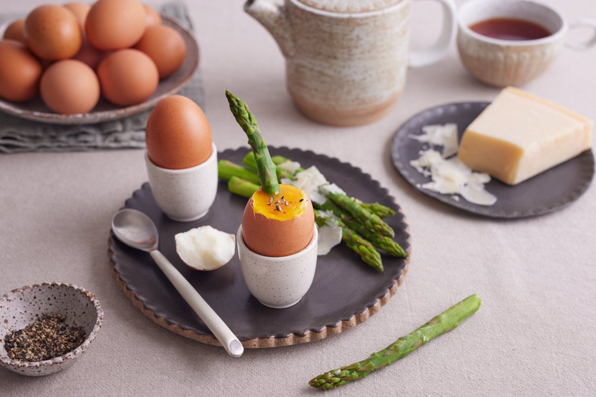 Boiled Egg with Asparagus Soldiers_215938 1