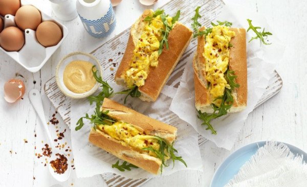 Spicy scrambled egg breakfast rolls