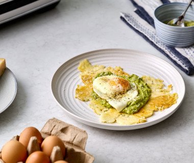 Potatoes With Fried Eggs, Avo and Pesto (1)
