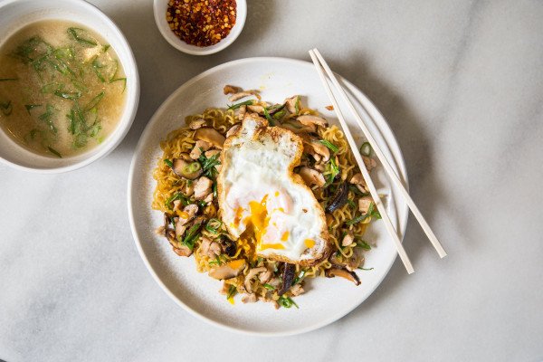 mi goreng with fried egg