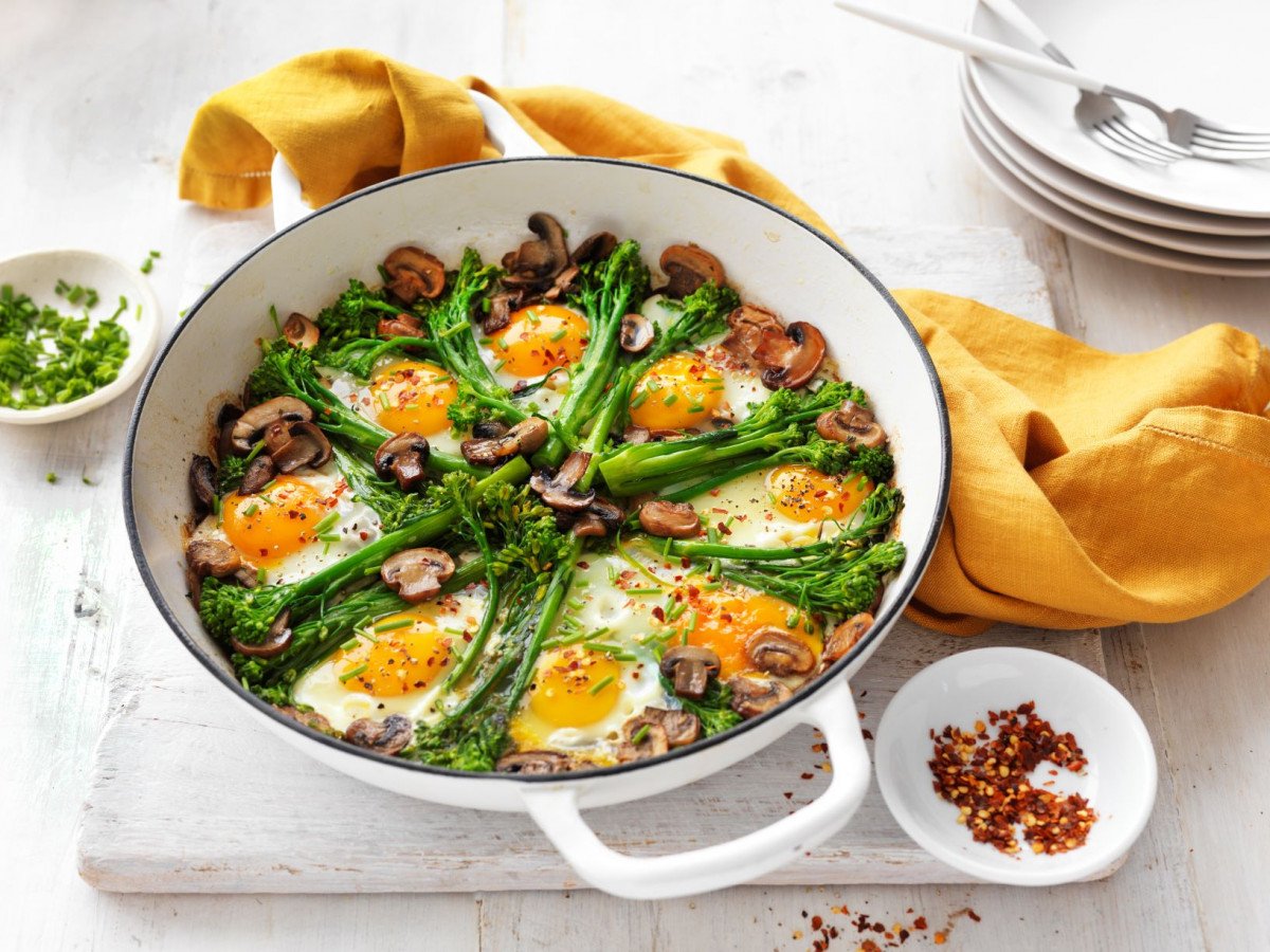 Eggs with herbed mushrooms