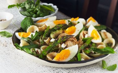 Pasta salad with peas asparagus and boiled egg X SHARP web