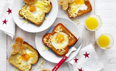 egg cutouts in toast 7260