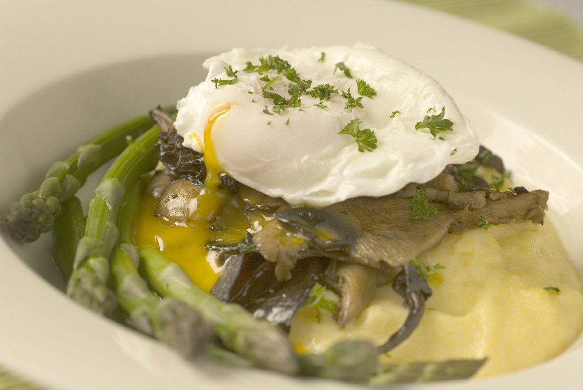 soft polenta with field mushrooms and a poached egg 3